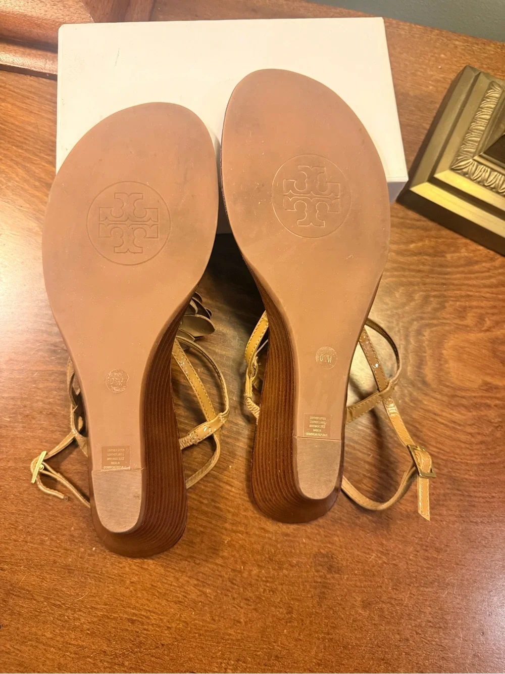 Tory Burch Shelby Flower Thong Wedge Sandals tan Leather gold Size 10.5 MSRP 328